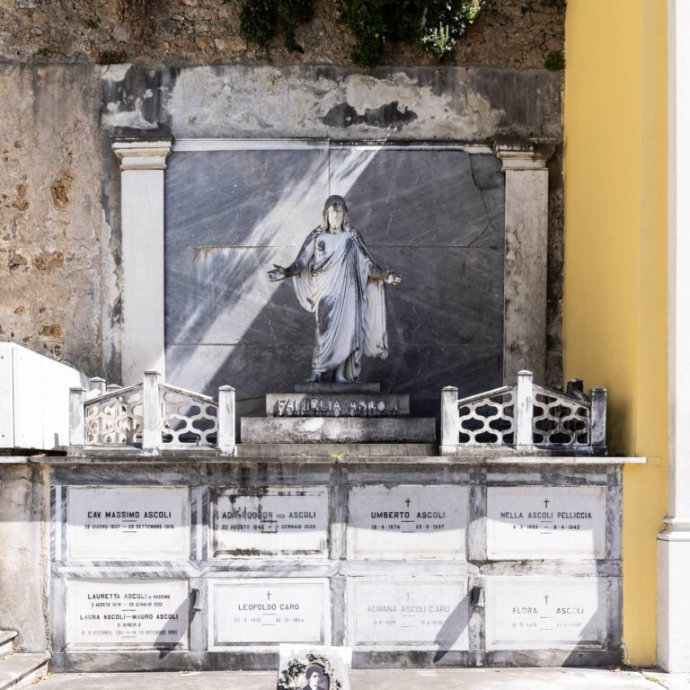 Monumento funebre della famiglia Ascoli