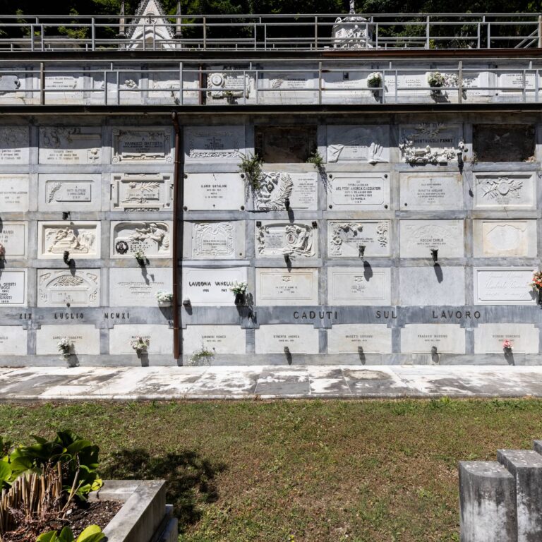Lapidi delle vittime della tragedia di Bettogli