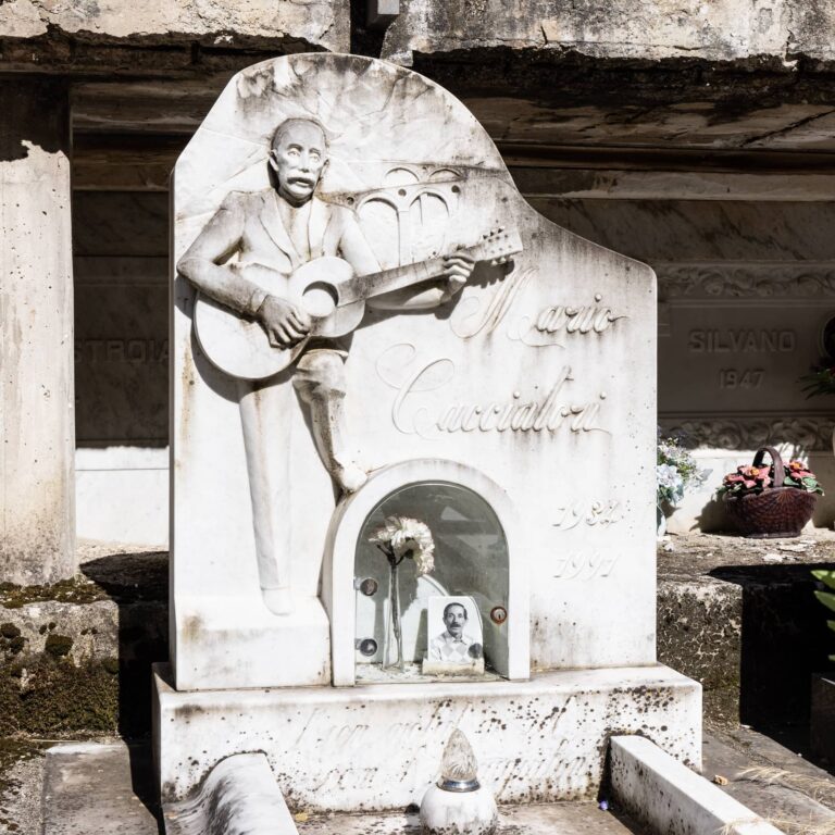 Monumento funebre di Mario Cacciatori
