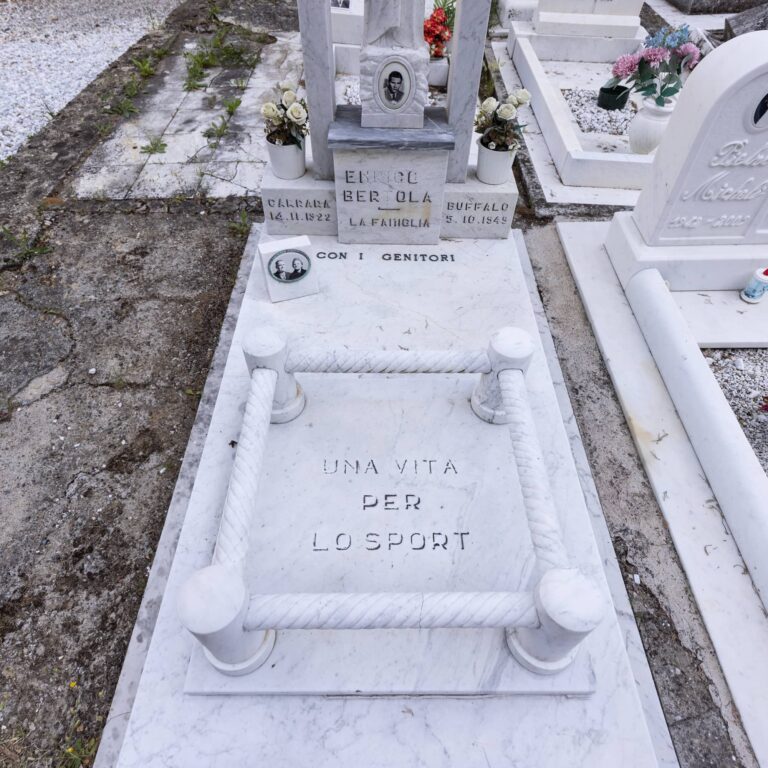 Monumento funebre di Enrico Bertola